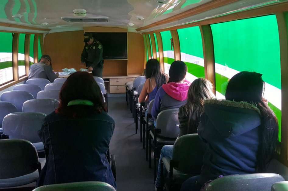 En aulas como estas, acondicionadas en un bus que recorre varias estaciones y portales, los colados reciben el curso pedagógico, el cual dura 45 minutos. “Debo llegar al trabajo ya” o “Voy a llegar tarde a clase” no son excusas. Quienes evaden el pago deben recibir el curso completo. /Policía de Bogotá 