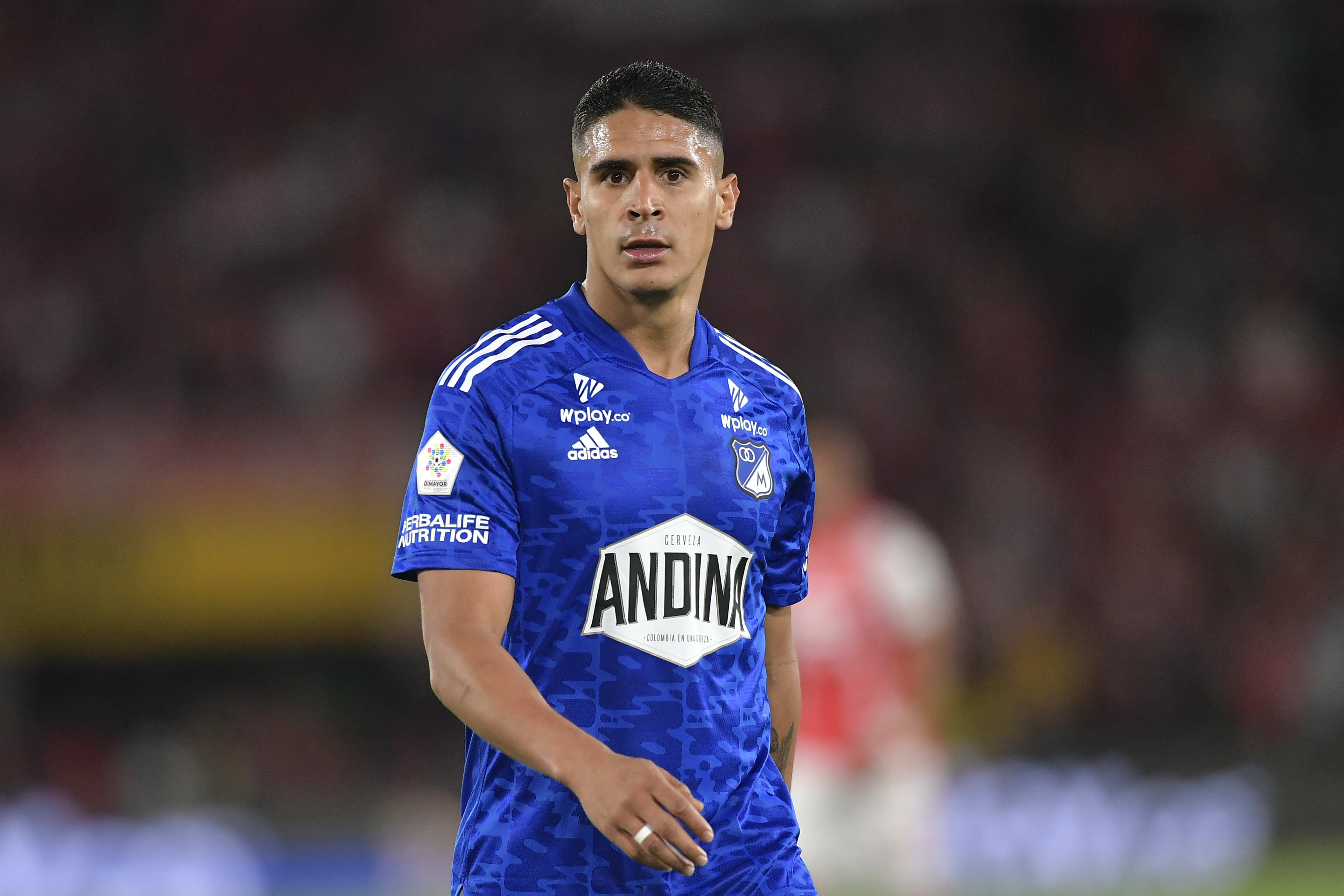 Jugador de Millonarios durante el encuentro contra Santa Fe por la Semifinal de Liga Betplay