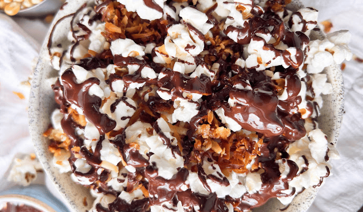 Crispetas saludables con chocolate y coco