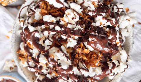 Crispetas saludables con chocolate y coco