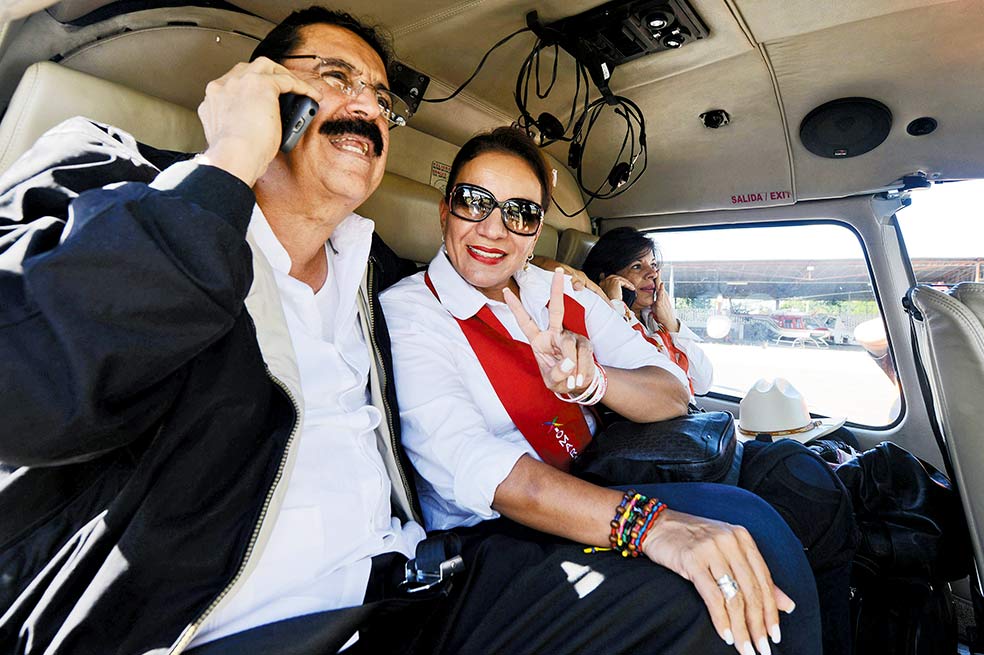 Manuel Zelaya y su esposa, Xiomara Castro, hicieron campaña juntos. De ganar, ella se convertiría en la primera presidenta de Honduras. / AFP