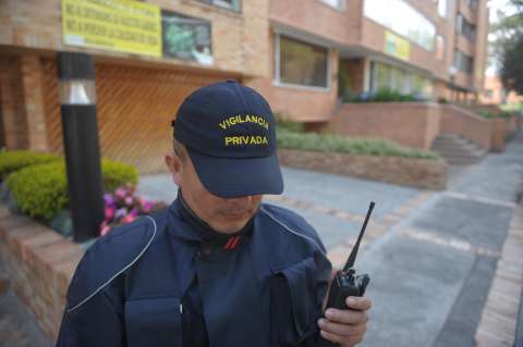 El salario mínimo también se siente en los conjuntos: impactos en la vigilancia privada