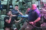 Astronautas de la EEI saborean la primera lechuga espacial