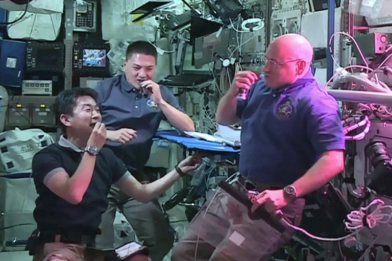 Astronautas de la EEI saborean la primera lechuga espacial