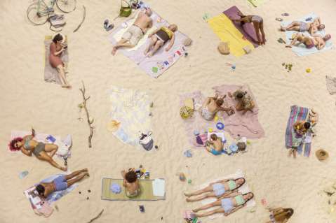 Una playa bajo techo: Medellín recibe la ópera-performance “Sun & Sea”