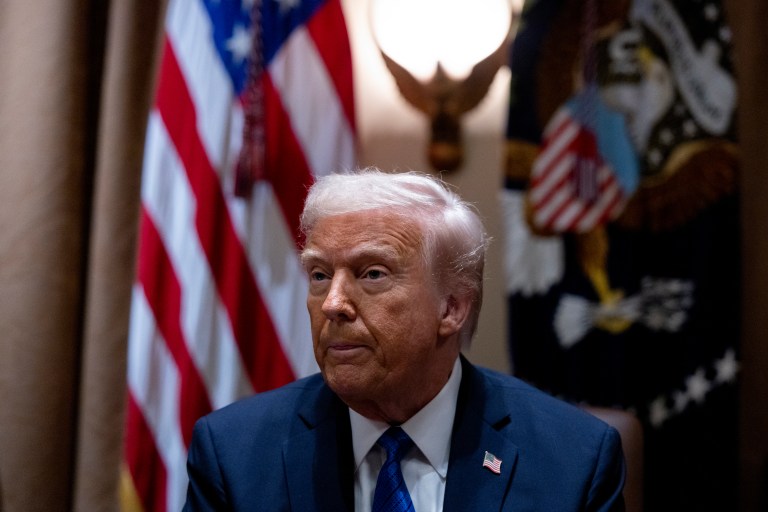 “Me encantaría”: Trump ve con buenos ojos quitar fondos a medios públicos