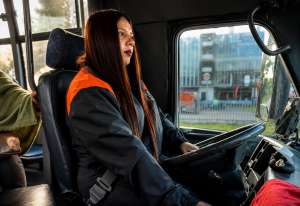 De pasajeras a conductoras: las mujeres que buscan empleo en el sector de transporte