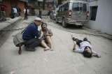 Francia, Israel y China ofrecen ayuda a Nepal tras terremoto que deja 1.000 muertos