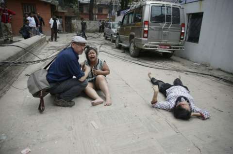 Francia, Israel y China ofrecen ayuda a Nepal tras terremoto que deja 1.000 muertos