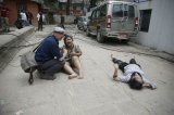 Francia, Israel y China ofrecen ayuda a Nepal tras terremoto que deja 1.000 muertos