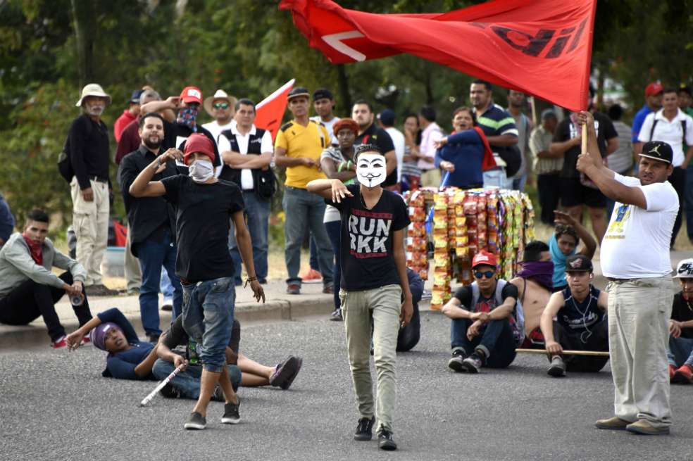Protestas en Honduras por supuesto fraude electoral.  / AFP 