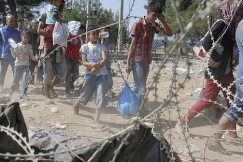Unos 800 refugiados caminan desde Hungría hacia Austria