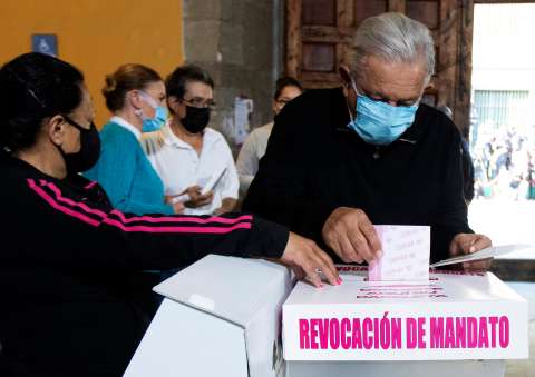 Tras el referéndum revocatorio, México mantiene a López Obrador como su presidente