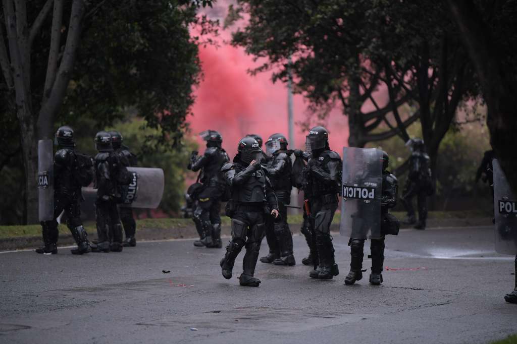 Manifestantes que marchaban hacia el norte de Bogotá, fueron reprimidos por la Policía que impidió que avanzaran sobre la carrera séptima, lo que genero enfrentamientos con el ESMAD.