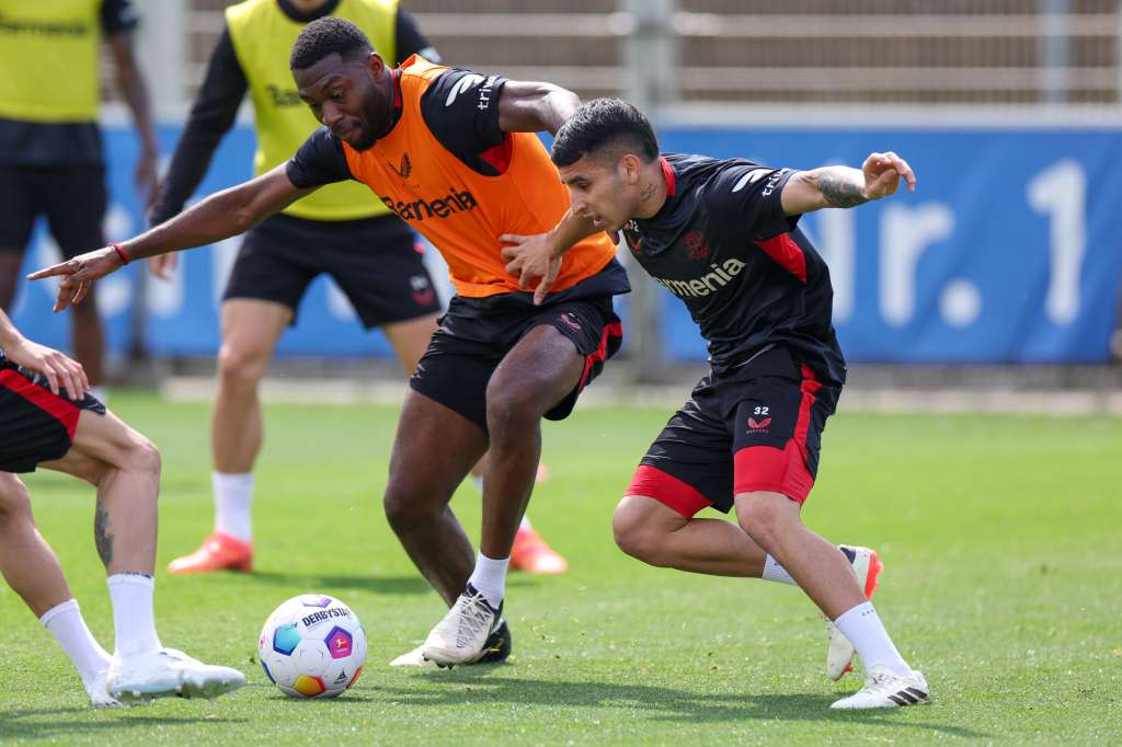 Leverkusen (Germany), 15/05/2024.- Victor Boniface (L) and Gustavo Puerta of Bayer Leverkusen in action during the training session of the team on the UEFA Open Media Day in Leverkusen, Germany, 15 May 2024. Bayer Leverkusen will face Atalanta in the UEFA Europa League final on 22 May 2024. (Alemania) EFE/EPA/CHRISTOPHER NEUNDORF