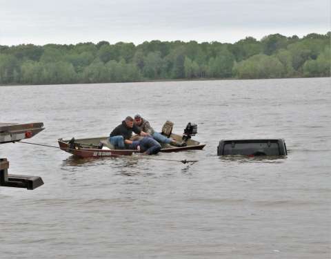 Pescador encuentra un auto sumergido en un lago con una mujer viva dentro
