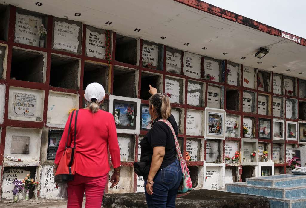 Edith Marín (izq.) y Dalgy Delgado son dos de las lideresas que trabajan por la memoria y la búsqueda de los desaparecidos del Magdalena Medio.