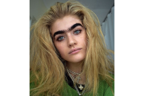 La modelo que está orgullosa de no depilar sus cejas