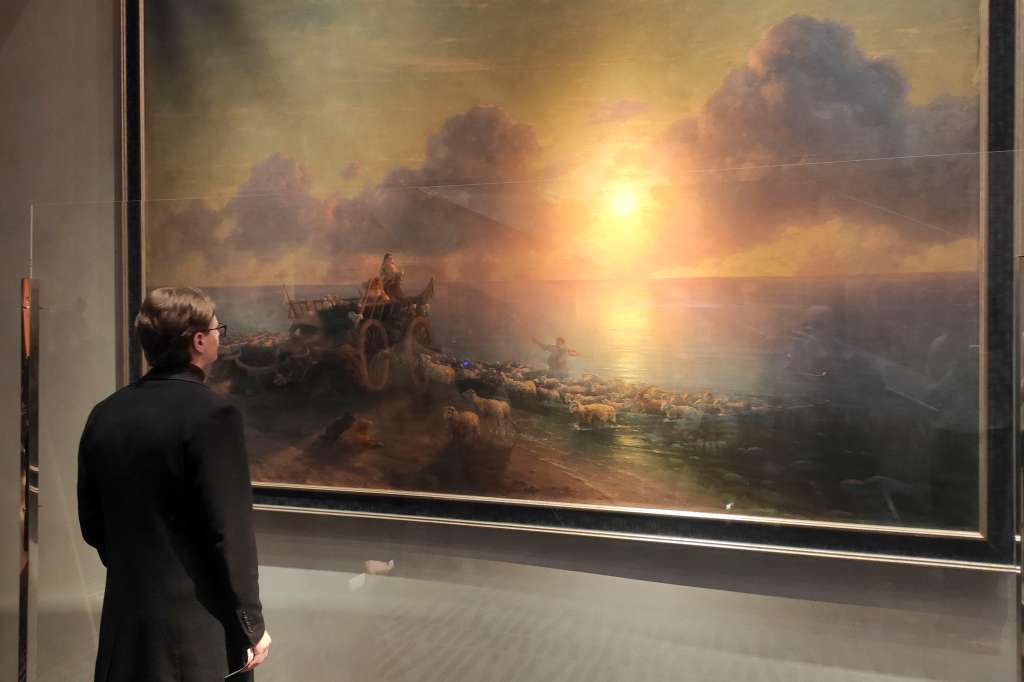 LEÓPOLIS (UCRANIA), 08/02/2026.- Decenas de obras maestras marítimas de la colección del Museo Nacional de Bellas Artes de Odesa, evacuadas al inicio de la invasión rusa, se exhiben por primera vez desde febrero de 2022 en una exposición, titulada "El mar: más allá del mar",en la Galería de Arte Zenyk de la ciudad occidental de Leópolis, que revela los esfuerzos ucranianos por recuperar el legado de los pintores Iván Aivazovski y Arjip Kuindzhi en medio de la lucha en curso por el control del mar Negro. EFE/Rostyslav Averchuk