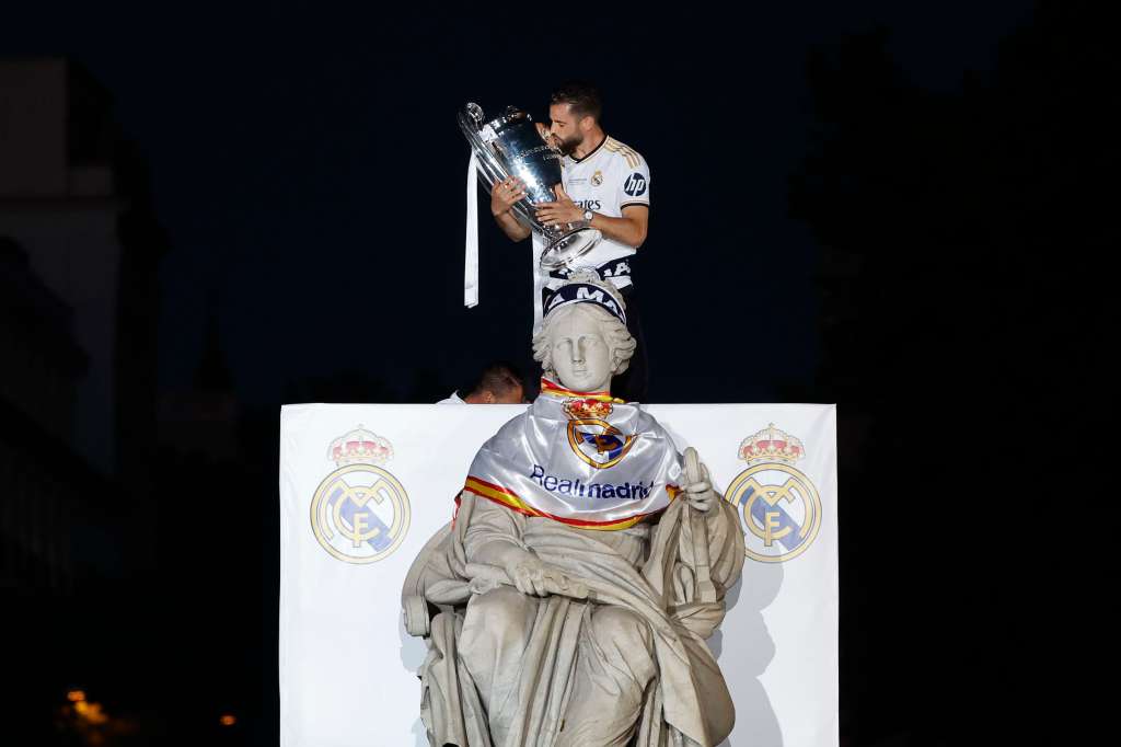MADRID, 02/06/2024.- El capitán del Real Madrid Nacho Fernández celebra con la afición junto a la diosa Cibeles la victoria del equipo en la final de la Liga de Campeones. EFE/JuanJo Martín