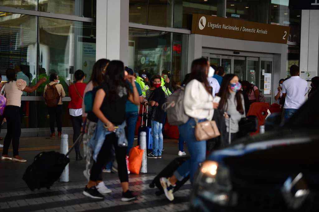 Llegada y salida de pasajeros de esta terminal aérea, durante el segundo pico de la pandemia del Covid-19.