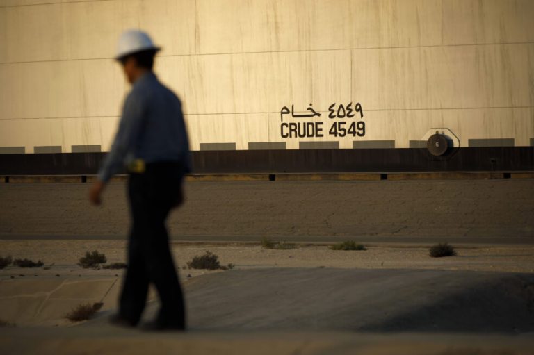 Emiratos Árabes Unidos se une al club del aumento en producción de petróleo