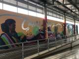 Un mural pone color a la estación Primero de Mayo en el sur de Bogotá