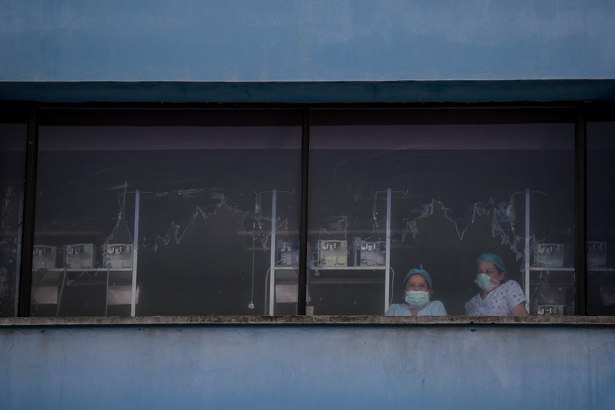 Cuatro agremiaciones médicas rechazan la imposición del Gobierno de que los trabajadores de salud deban obligatoriamente estar disponibles durante la emergencia por el Covid-19. / Mauricio Alvarado - El Espectador