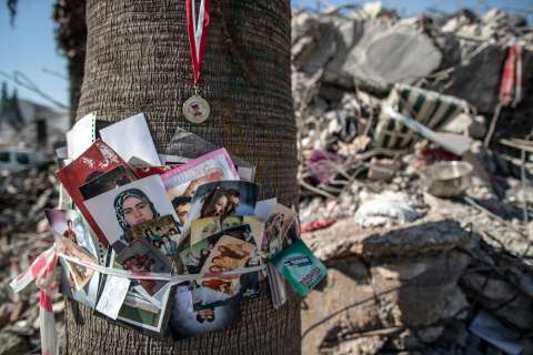 Tras terremoto, Turquía permite a sirios salir del país durante un par de meses