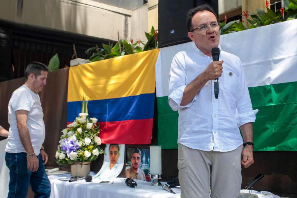 AME736. MEDELLÍN (COLOMBIA), 09/05/2026.- El fotoperiodista Jesús Abad Colorado (d) habla durante un homenaje al periodista asesinado, Mateo Pérez Rueda, director de la revista digital El Confidente este sábado, en Medellín (Colombia). El joven de 25 años desapareció el pasado martes cuando "realizaba labores periodísticas" en una zona que disputan en Antioquia el Clan del Golfo, la principal banda criminal del país, y el Frente 36, que hace parte del Estado Mayor de los Bloques y Frente (EMBF), una disidencia con la que el Gobierno tiene negociaciones de paz. EFE/ STR