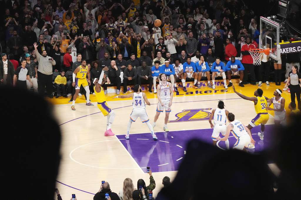 Los Angeles (United States), 08/02/2023.- Los Angeles Lakers forward LeBron James (2-L) shoots and scores to become the all time highest scoring player in NBA history during the second half of the NBA basketball game between the Los Angeles Lakers and Oklahoma City Thunder at the Crypto.com Arena in Los Angeles, California, USA, 07 February 2023. (Baloncesto, Estados Unidos) EFE/EPA/ALLISON DINNER SHUTTERSTOCK OUT