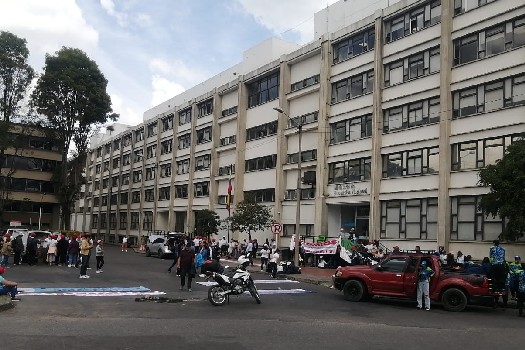 Plantón frente al Ministerio de Educación