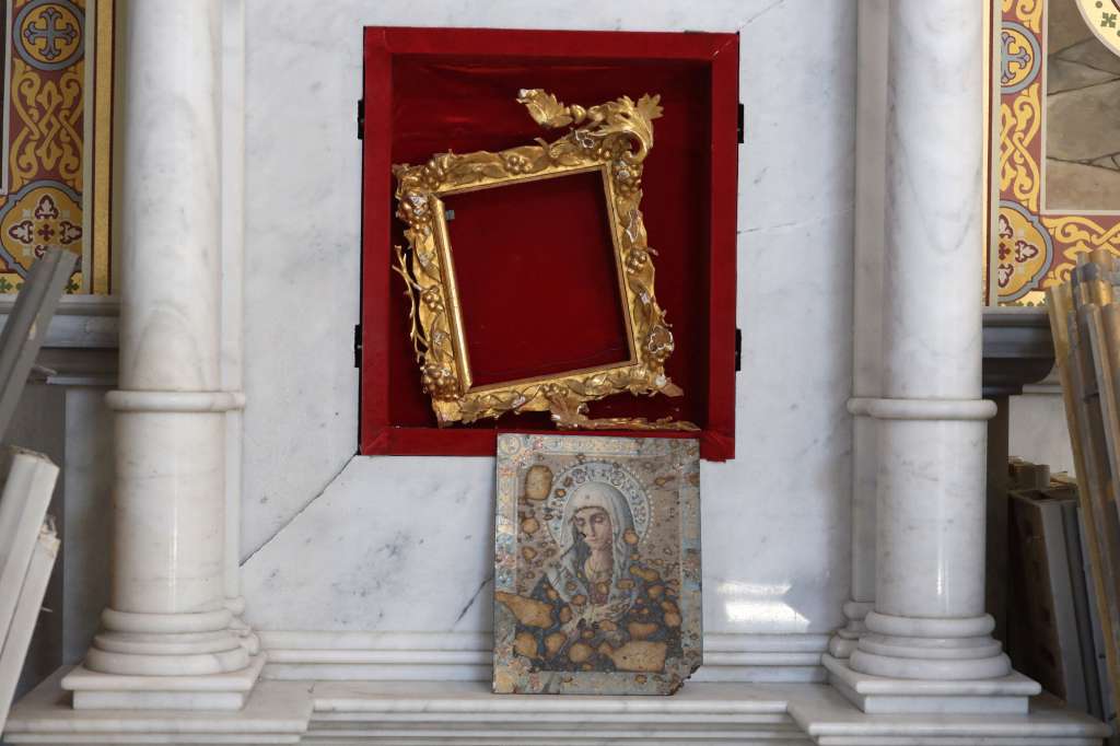 Esta imagen muestra un icono en la Catedral de la Transfiguración dañado como resultado del ataque a Odesa.
