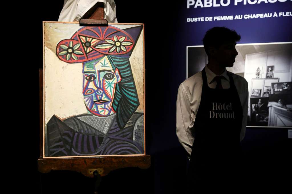 Paris (France), 18/09/2025.- A view of the painting 'Bust of a Woman with a Flowered Hat, Dora Maar' from the series 'Women with Hats' by Spanish painter Pablo Picasso, revealed by Lucien Paris House at the Hotel Drouot in Paris, France, 18 September 2025. The painting, Bust of a Woman with a Flowered Hat, Dora Maar, dating from 1943, has never been exhibited and has remained in a private collection for 80 years. The sale is scheduled for October 24, 2025, and its value is estimated at 8 million euros. (Francia) EFE/EPA/TERESA SUAREZ