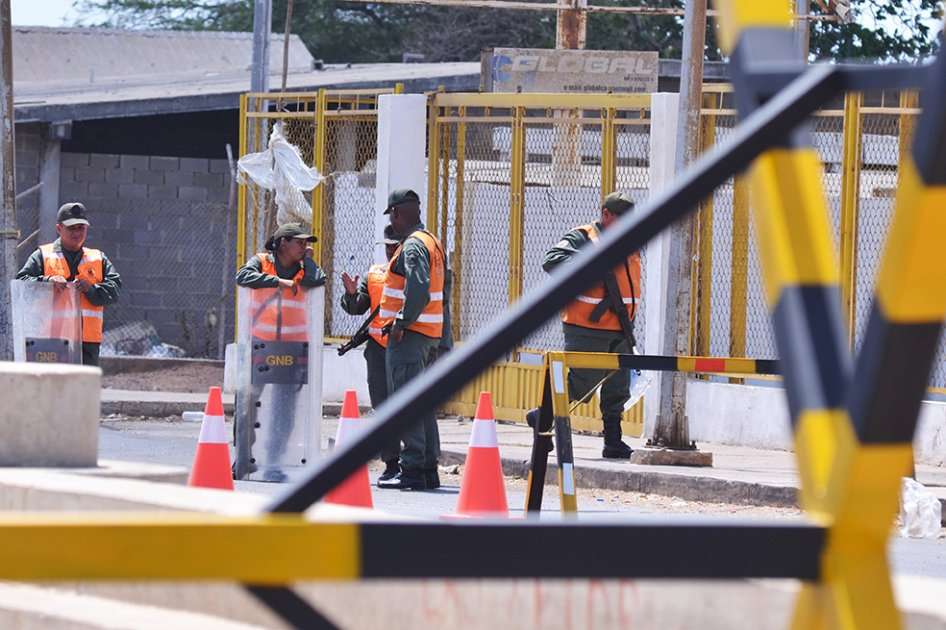 Integrantes de la Guardia Nacional Bolivariana vigilan las barreras instaladas en Paraguachón. / EFE