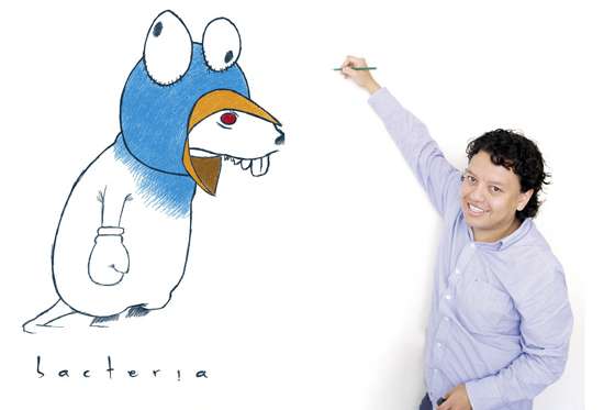 Jaime Baquero con el bichito de la caricatura