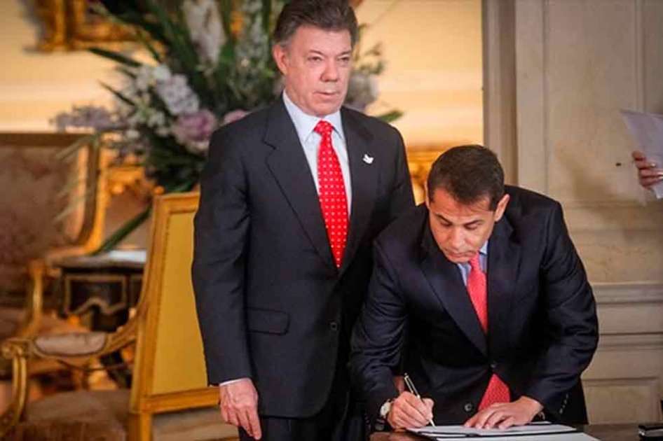 Fierro firmando su nombramiento como viceministro del Interior de Santos.