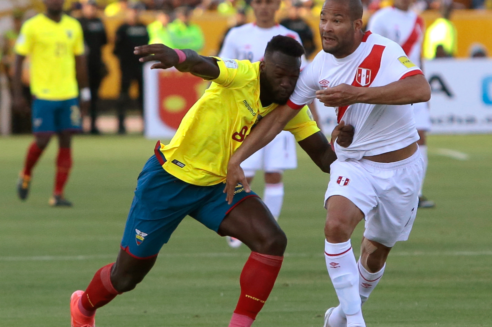 Felipe Caicedo (i) durante su último partido con la selección de Ecuador, el que jugó ante Perú en Quito, el 5 de septiembre, por la fecha 16 de la eliminatoria mundialista camino a Rusia 2018. / AFP