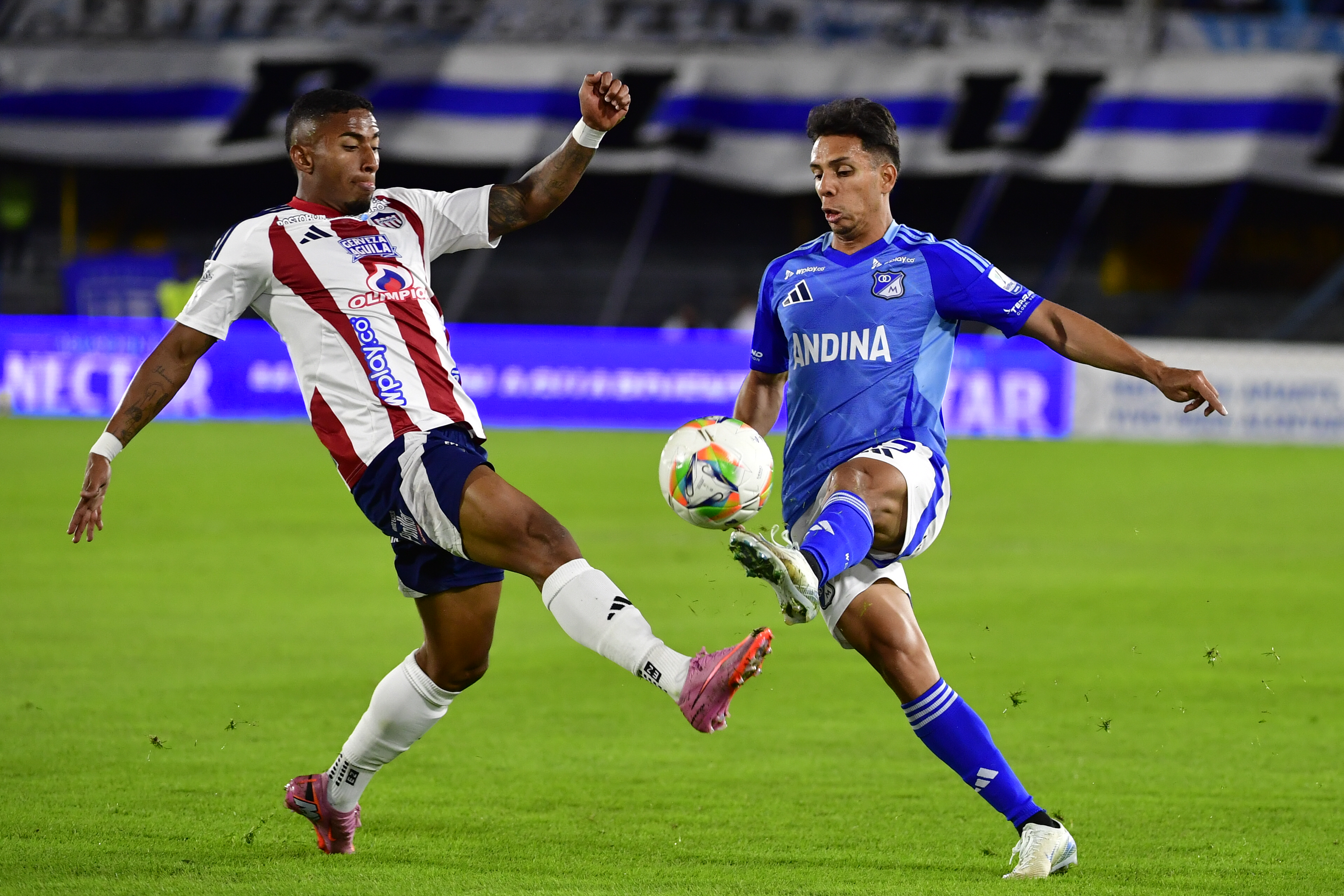 Partido entre Millonarios y Junior en el Estadio El Campin de Bogotá