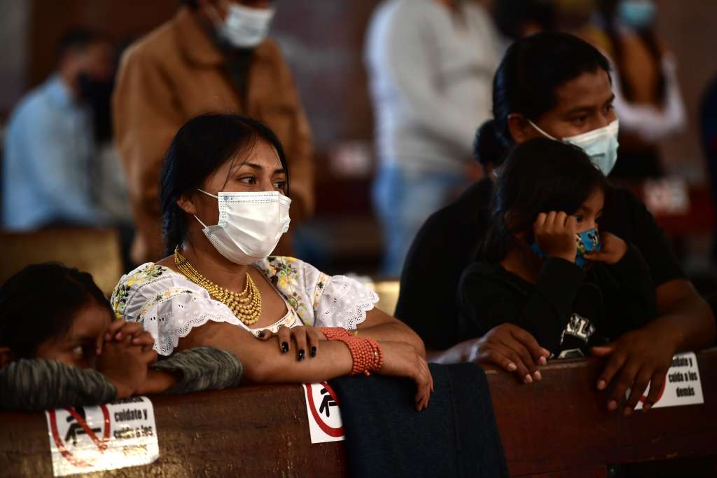 Feligreses asisten con tapabocas a la eucaristía del Viernes Santo en Bogotá, durante la pandemia por Covid-19.
