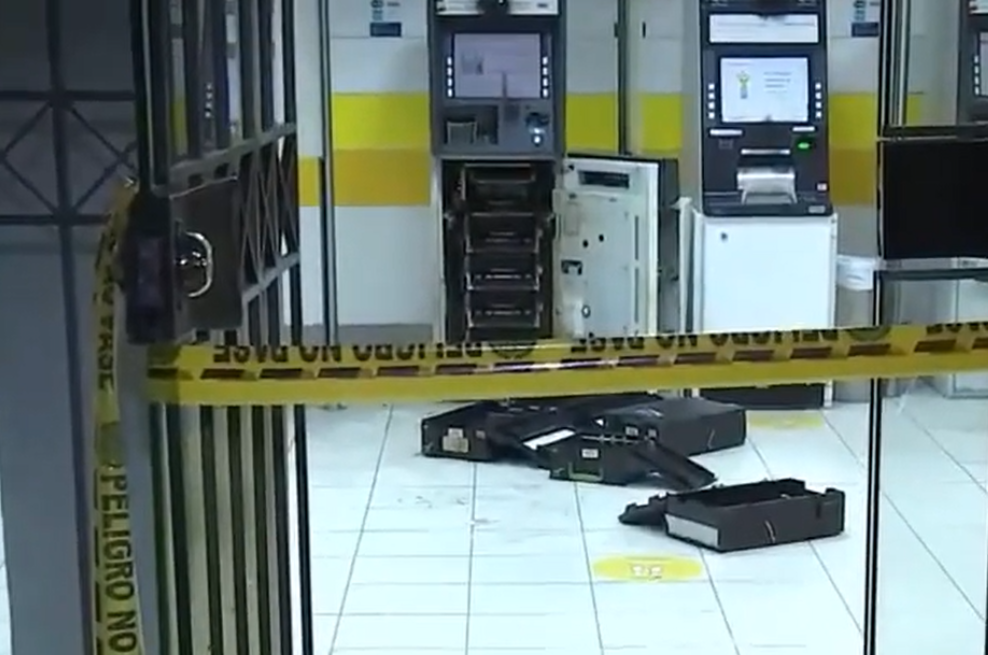 Así quedó el cajero automático del banco que fue robado por los ladrones.