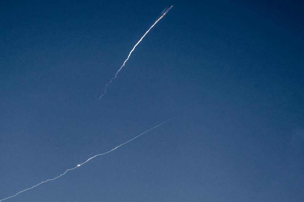 Estelas de cohetes interceptadas por el sistema de defensa antimisiles israelí, conocido como Cúpula de Hierro, sobre Tel Aviv.