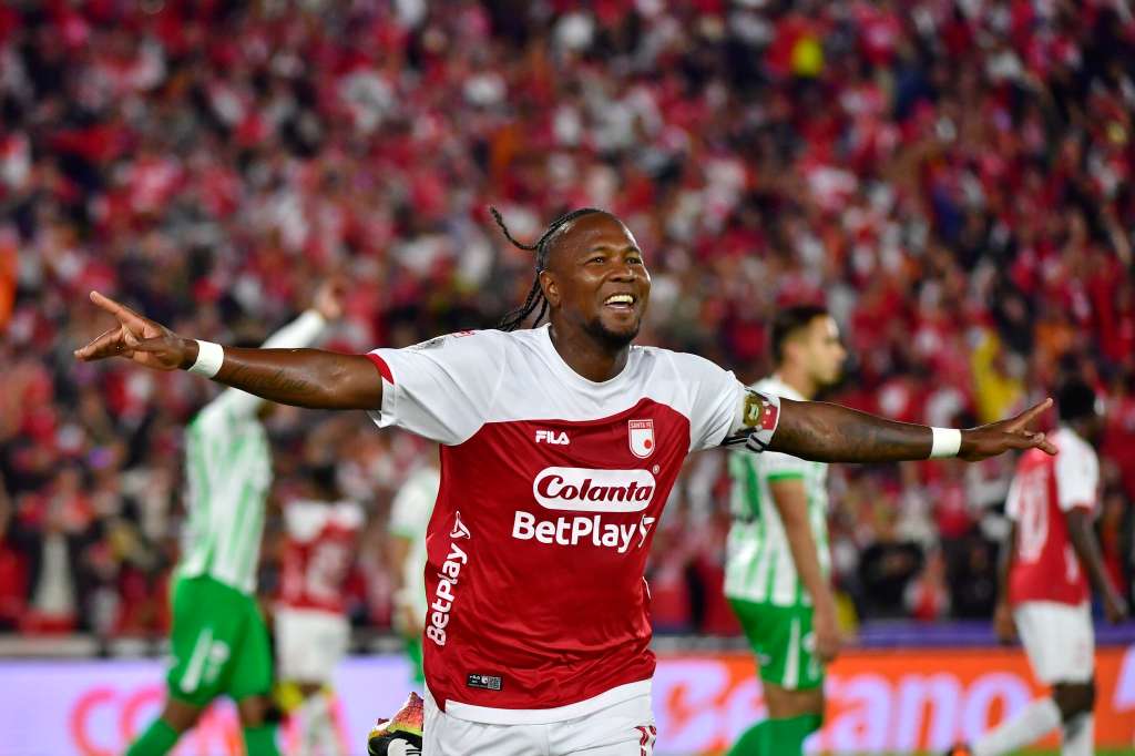 Jugador de Independiente Santa Fe durante el compromiso ante Atlético Nacional en el Estadio El Campin de Bogotá