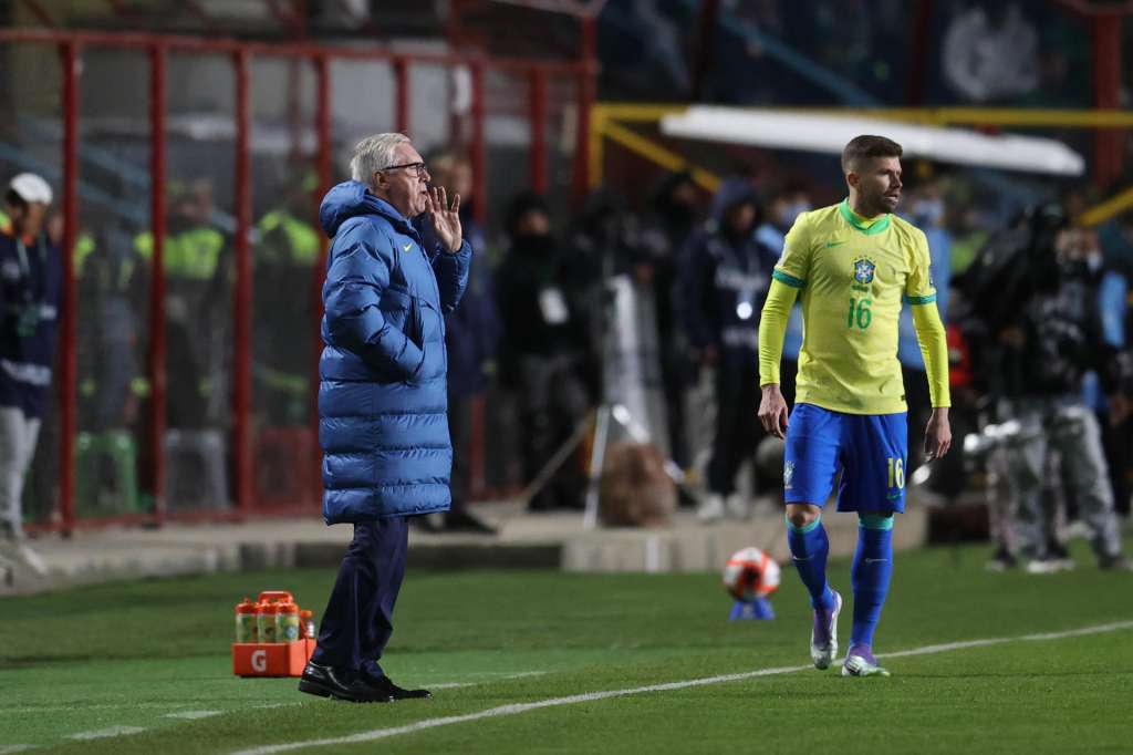 AMDEP3148. EL ALTO (BOLIVIA), 09/09/2025.- El entrenador de Brasil Carlo Ancelotti (i) reacciona este martes, en un partido por las eliminatorias a la Copa Mundial 2026 entre Bolivia y Brasil en el Estadio Municipal de El Alto (Bolivia). EFE/ Luis Gandarillas
