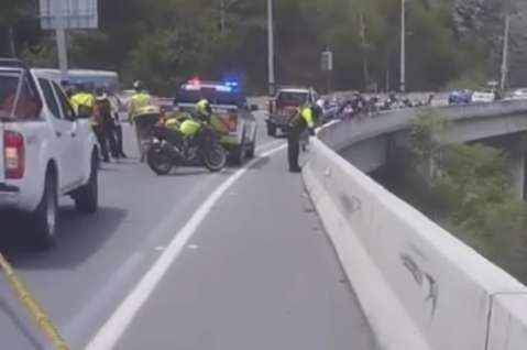 Una mujer cayó a un abismo en medio de un accidente de tránsito en Antioquia