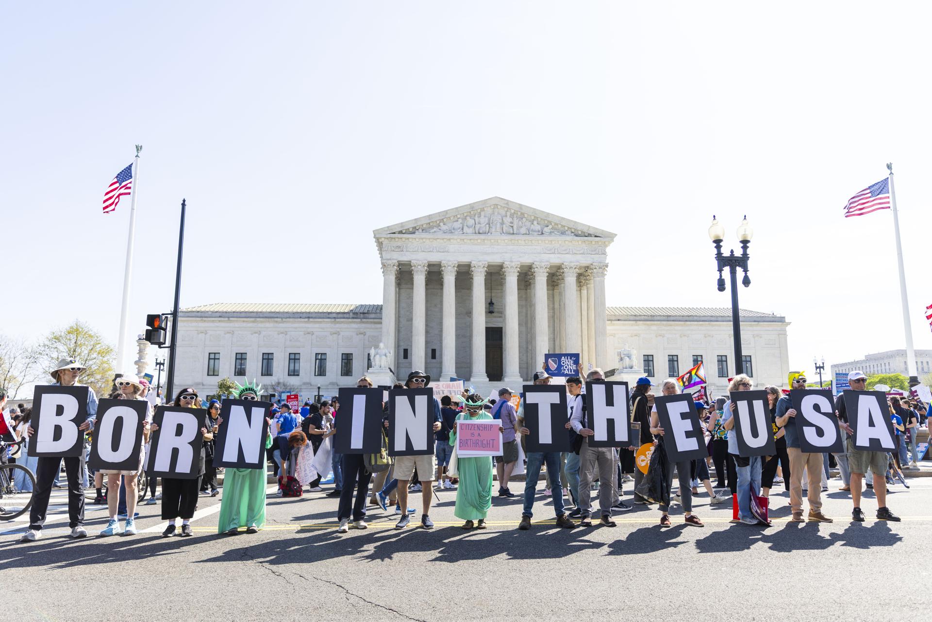 WASHINGTON (United States), 01/04/2026.- Protesters gather outside the Supreme Court as the high judges hear oral arguments in the Trump v. Barbara case, in Washington, DC, USA, 01 April 2026. The high-profile case challenges birthright citizenship, which is guaranteed by the 14th Amendment to the Constitution and grants citizenship to all children born in the United States, regardless of their parents' legal status. (Estados Unidos) EFE/EPA/JIM LO SCALZO
