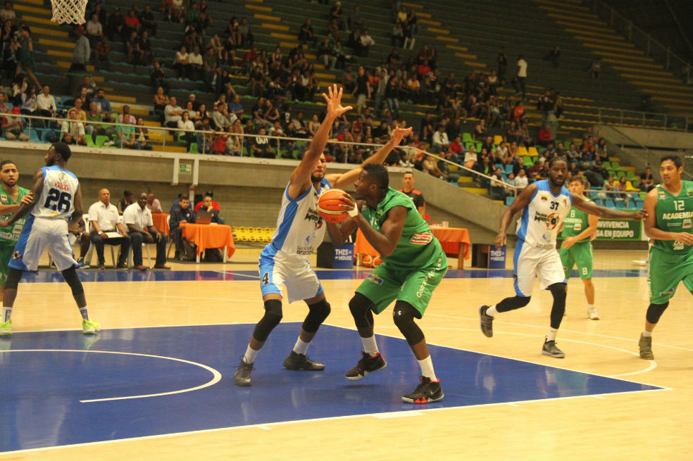 Warriors vencieron en el cuarto juego de la serie a Academia 70-67. / FCB