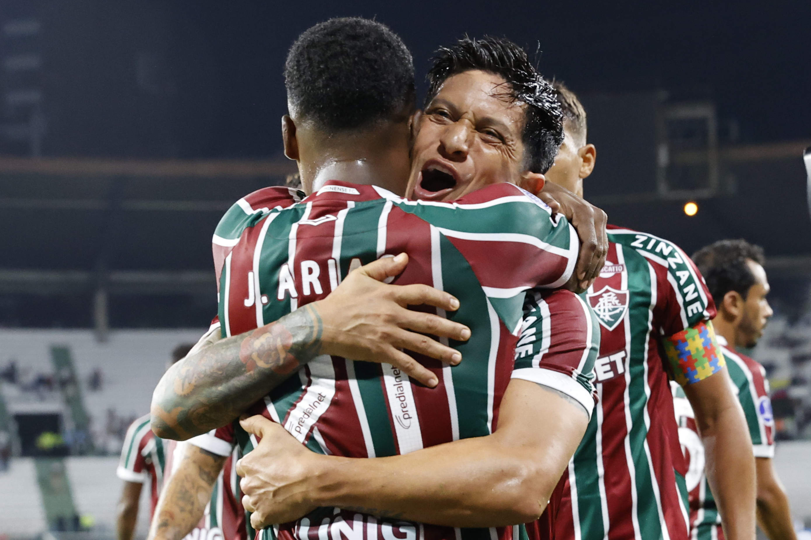 AME4522. MANIZALES (COLOMBIA), 01/04/2025.- Germán Cano (d) y Jhon Arias de Fluminense celebran un gol este martes, en un partido de la fase de grupos de la Copa Sudamericana entre Once Caldas y Fluminense, en el Estadio Palogrande de Manizales (Colombia). EFE/ Mauricio Dueñas Castañeda