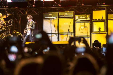Joe Perry, hospitalizado tras desmayarse luego tocar en concierto de Billy Joel