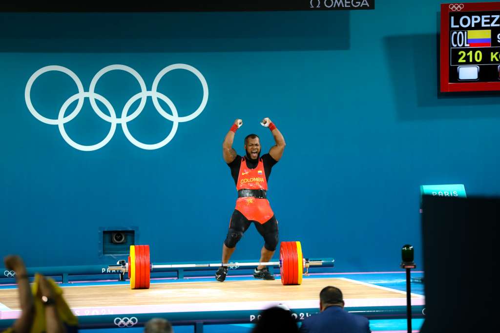 El pesista colombiano Jeison López celebra la medalla de plata que logró en los Juegos Olímpicos de París 2024.